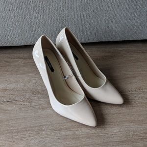 Pointy Toe Nude pumps